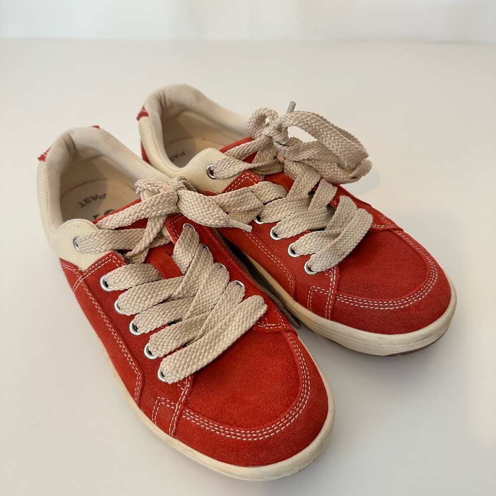 Simple OS sneaker - very good - nearly new - cherry suede - 6M 8W